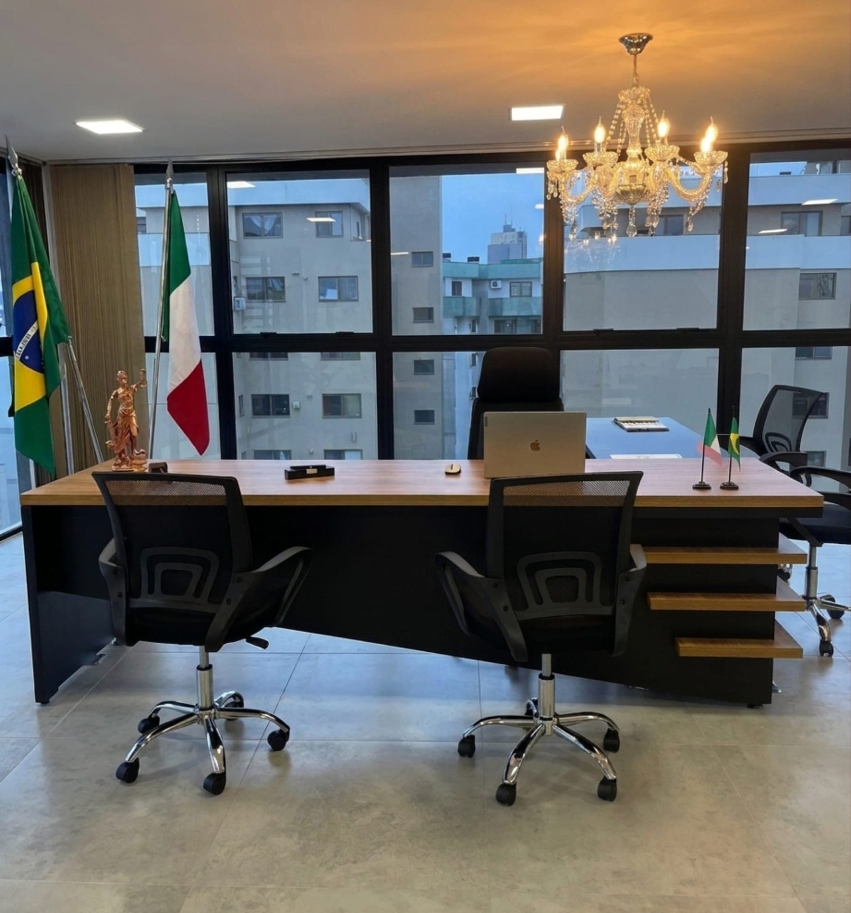 Mesa executiva Stellamaris com lustres e bandeiras