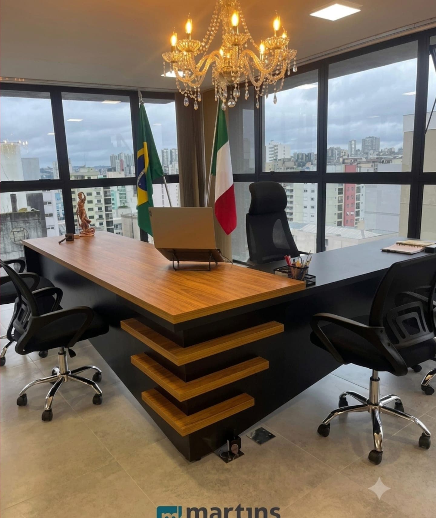 Escritório com vista para a cidade