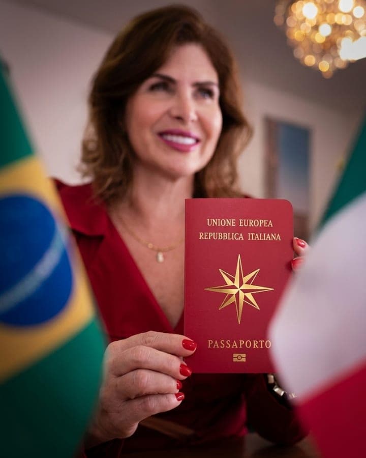Passaporte italiano em destaque, com bandeiras do Brasil e da Itália