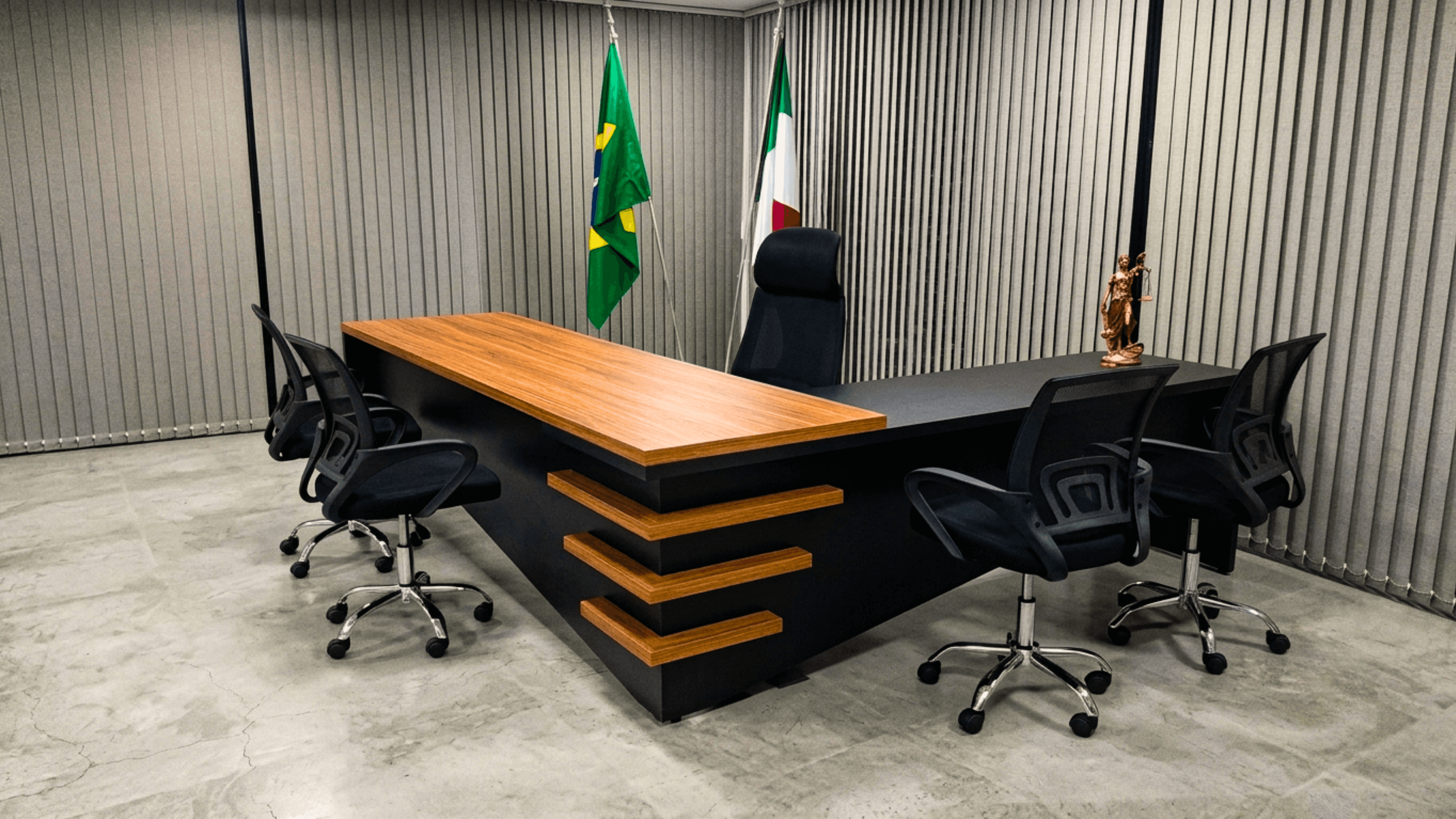 Mesa de atendimento com bandeiras do Brasil e da Itália