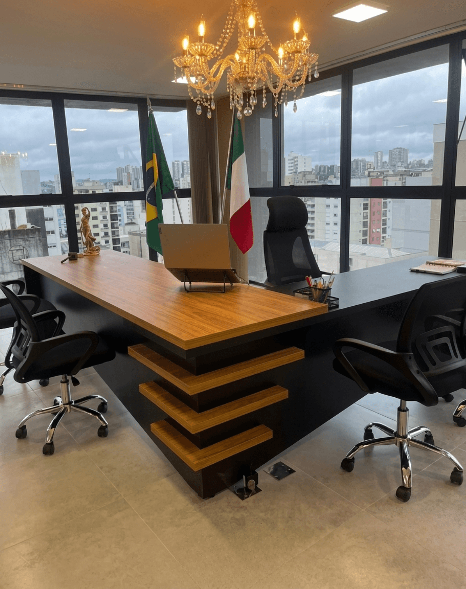 Sala executiva com vista da cidade e bandeiras do Brasil e da Itália